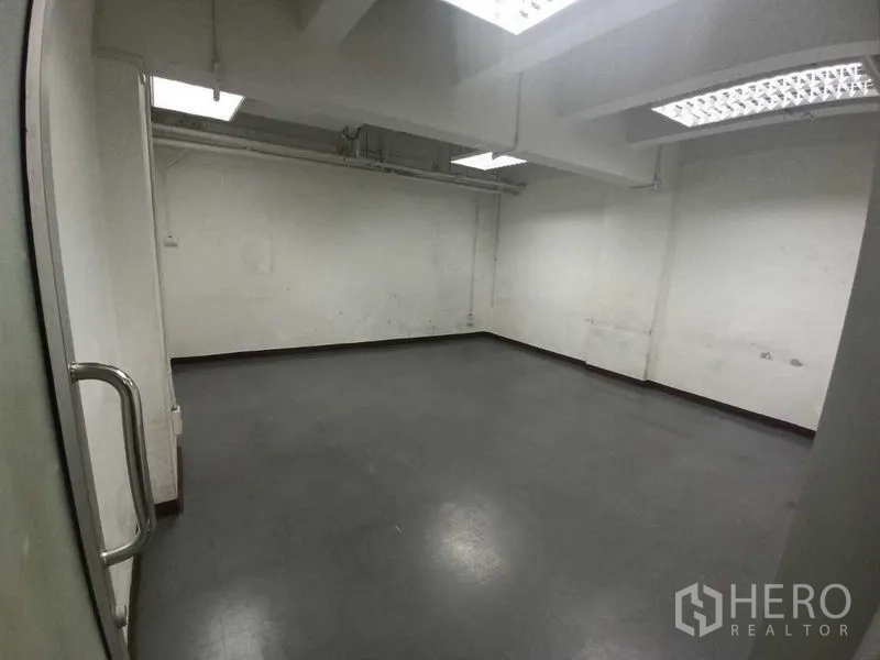 สำนักงาน ให้เช่าในRatchathewi, Bangkok - พื้นที่ทำงานโล่ง พื้นไวนิลสีเทา ผนังสีขาว และไฟเพดานสว่าง