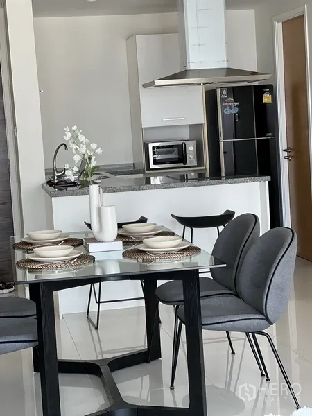คอนโด ให้เช่าในWatthana, Bangkok - ครัวสมัยใหม่ท็อปหิน พร้อมเครื่องดูดควัน ไมโครเวฟ และตู้เย็นขนาดใหญ่ ข้างพื้นที่ทานอาหาร