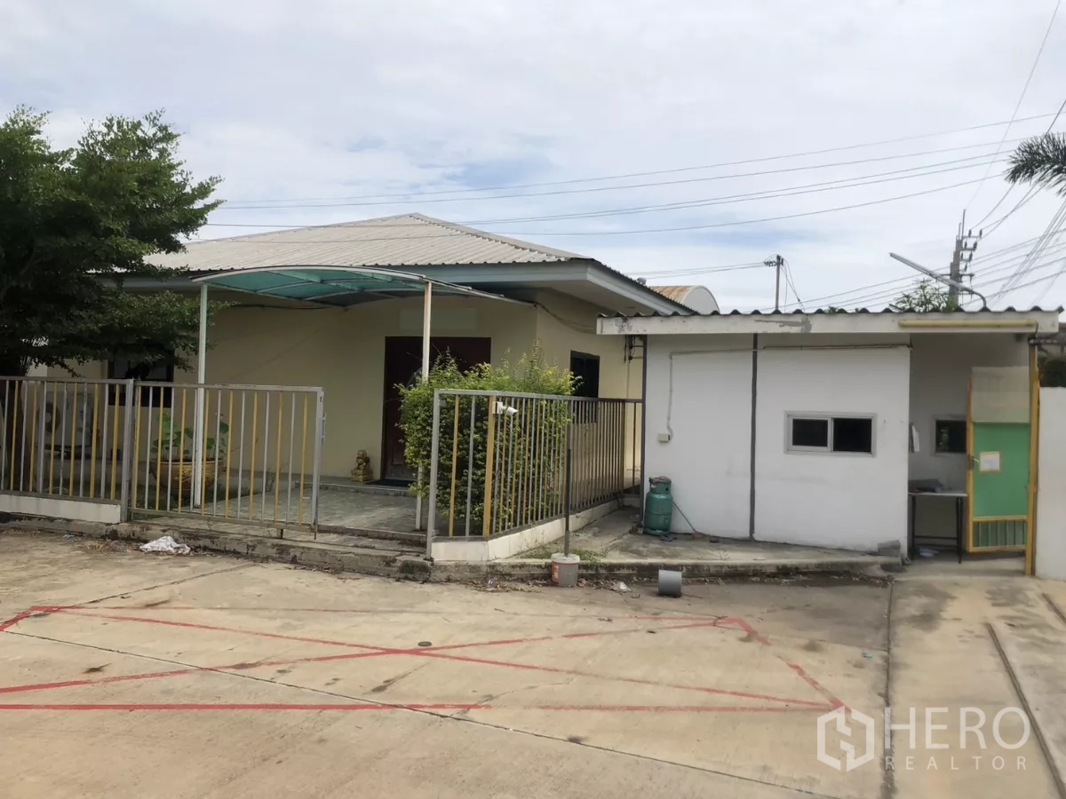 Factory for rent in Mueang Samut Prakan, Samut Prakan - Small office and guardhouse with covered porch inside the compound