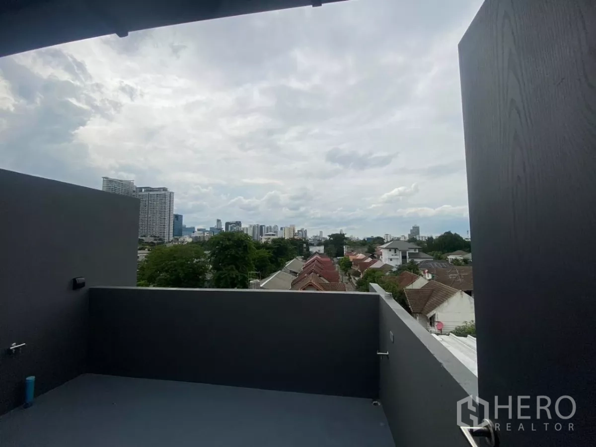 ทาวน์เฮาส์ ให้เช่าในHuai Khwang, Bangkok - ดาดฟ้าเห็นวิวเมืองและย่านที่อยู่อาศัยโดยรอบ.