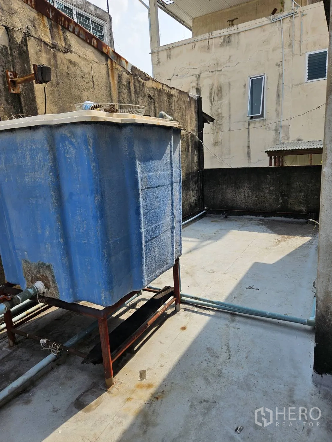 店屋 出租在Watthana, Bangkok - 屋顶露台放置蓝色水箱与管道，可作设备区。