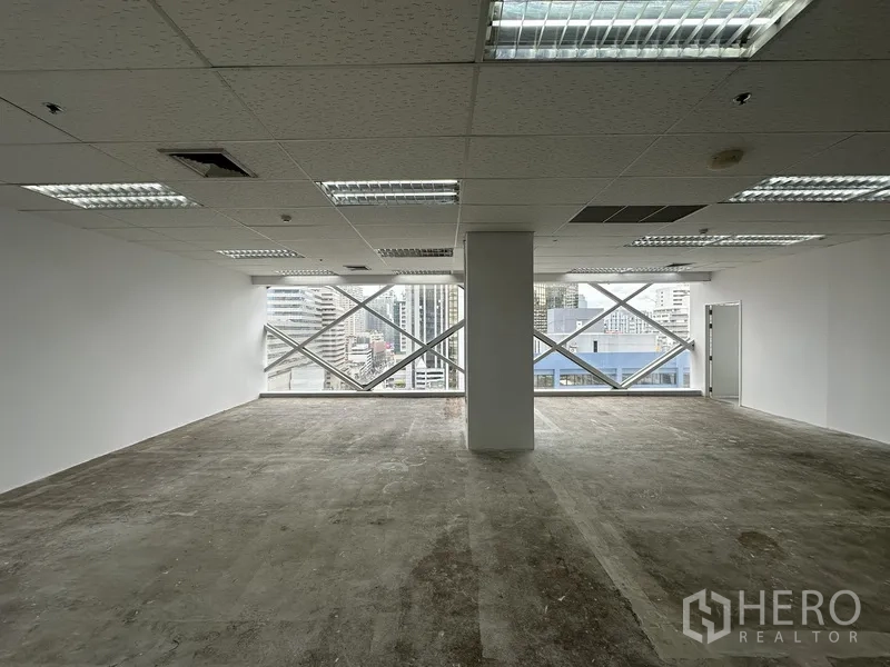 ออฟฟิศ for rent in Watthana, Bangkok - ออฟฟิศแปลนโล่งพร้อมกระจกบานใหญ่กรอบไขว้และวิวเมือง