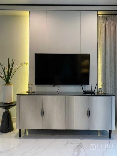 独立式住宅 出租在Bang Khen, Bangkok - 壁挂电视与矮柜，背景墙配氛围灯。