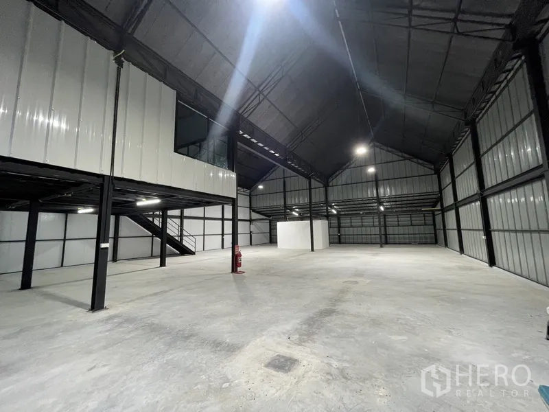 货栈 出租在Bueng Kum, Bangkok - 宽阔仓库空间，双坡高顶、金属墙板、夹层办公室与消防设施。