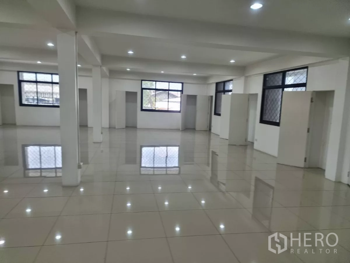 工厂 出租在Mueang Samut Prakan, Samut Prakan - 宽敞办公楼层，多间房与充足自然光