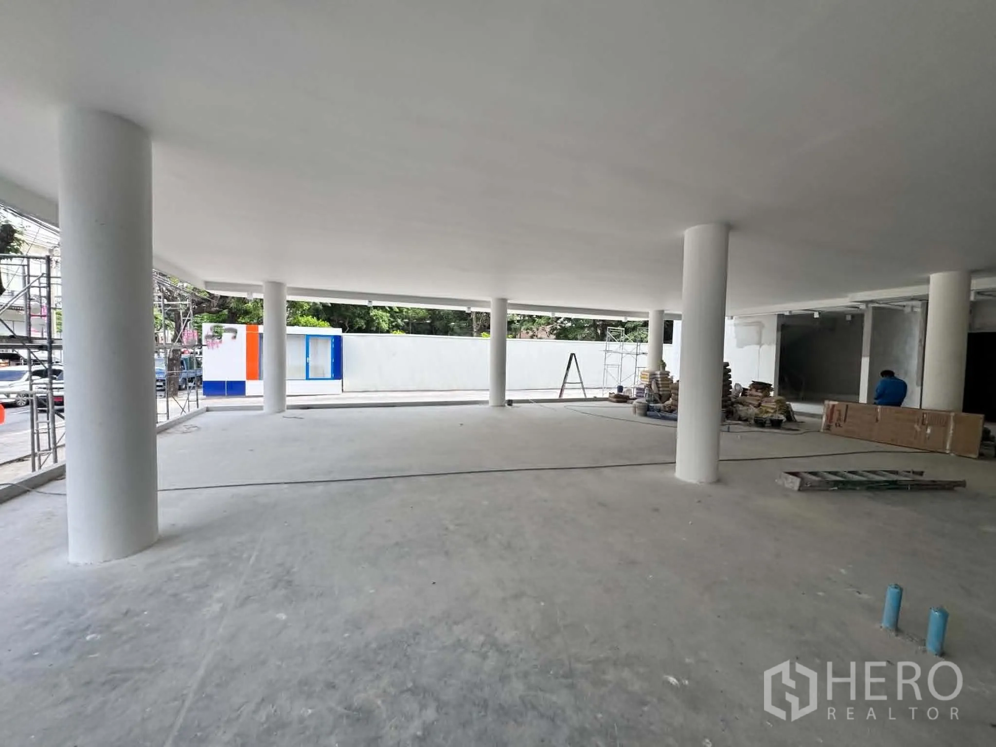 Retail Space for rent in Watthana, Bangkok - Wide spans between round columns and a continuous ceiling in an unfinished space.