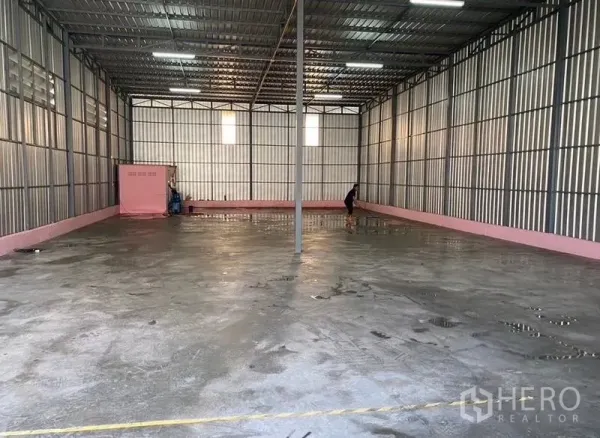 คลังสินค้า ให้เช่าในBang Kapi, Bangkok - ภายในโกดัง 315 ตร.ม. ในบางกะปิ เพดานสูง โครงเหล็ก แสงสว่าง และพื้นคอนกรีตขัดมัน