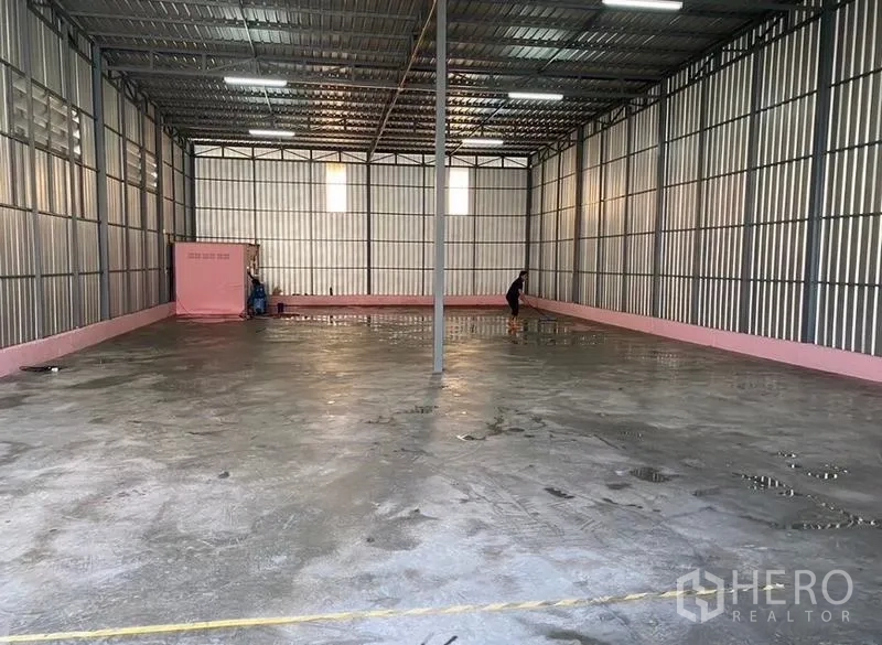 คลังสินค้า ให้เช่าในBang Kapi, Bangkok - ภายในโกดัง 315 ตร.ม. ในบางกะปิ เพดานสูง โครงเหล็ก แสงสว่าง และพื้นคอนกรีตขัดมัน