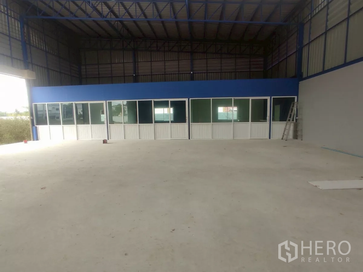 工厂 出售在Khlong Toei, Bangkok - 仓库内的玻璃隔断办公室与多扇窗门。