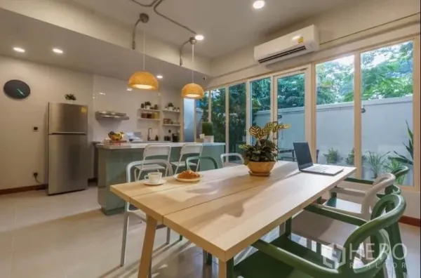 ทาวน์เฮาส์ ให้เช่าในKhlong Toei, Bangkok - โซนรับประทานอาหารและครัวเปิดสว่าง ไอส์แลนด์กลาง ห้องครัว และวิวสวน