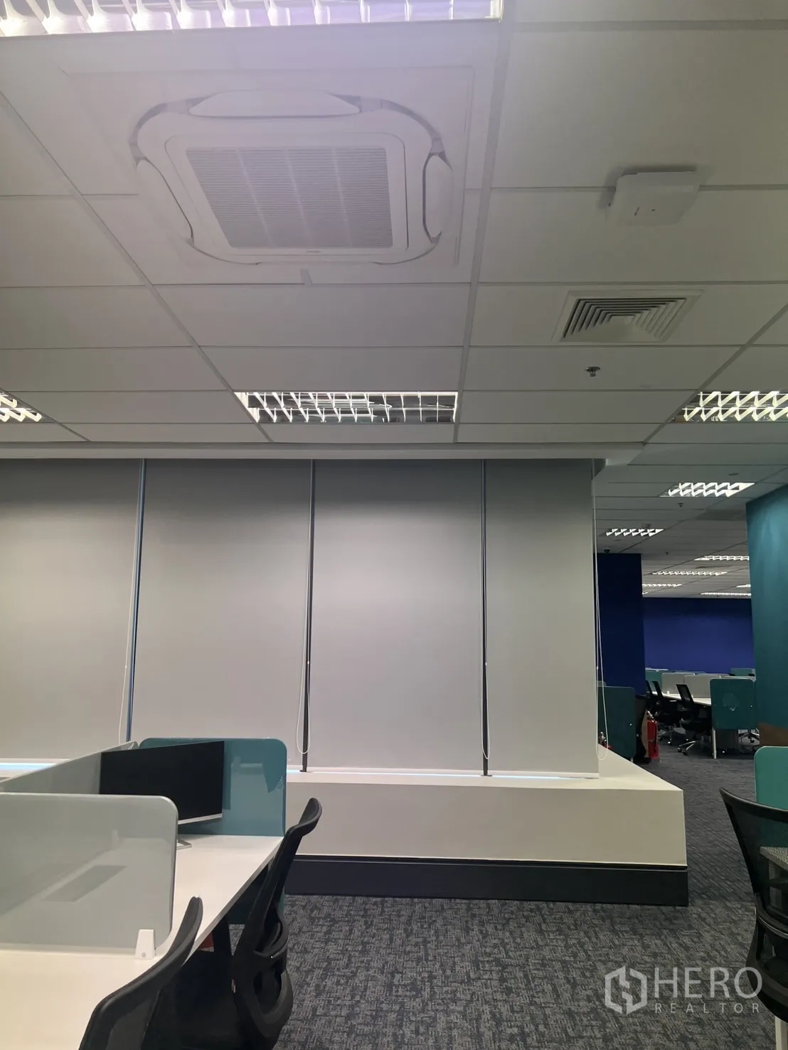 Office Space for rent in Huai Khwang, Bangkok - Workstations beside windows with roller blinds and cassette air‑conditioning above.