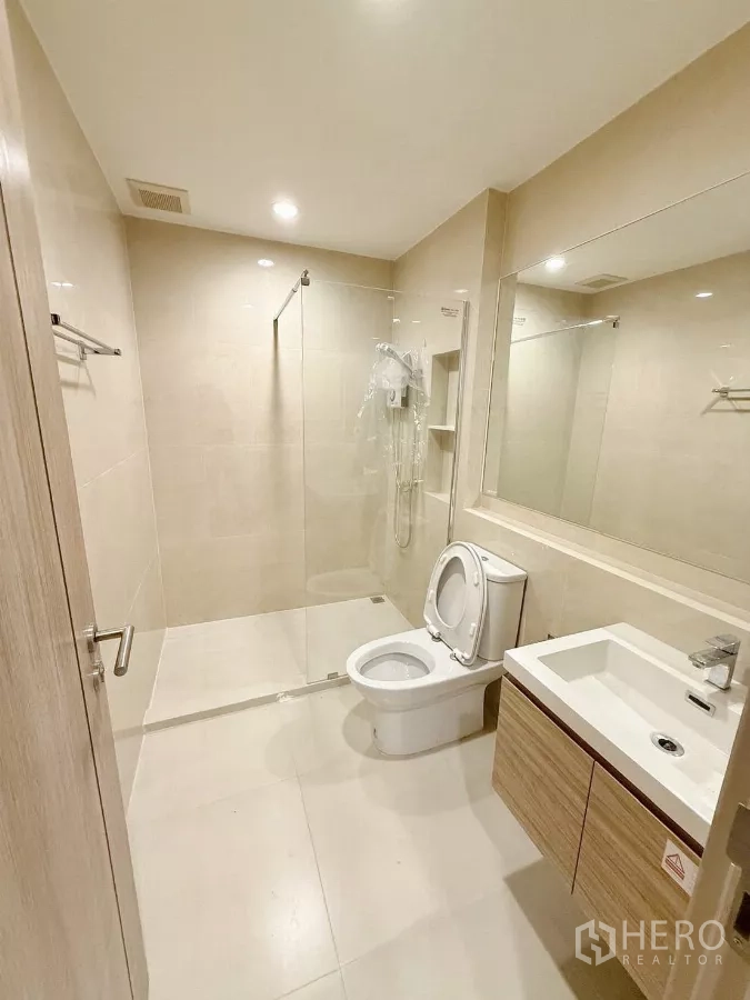 ทาวน์เฮาส์ ให้เช่าในSuan Luang, Bangkok - ห้องน้ำอีกห้องพร้อมฝักบัวแบบวอล์กอิน เคาน์เตอร์อ่างลายไม้