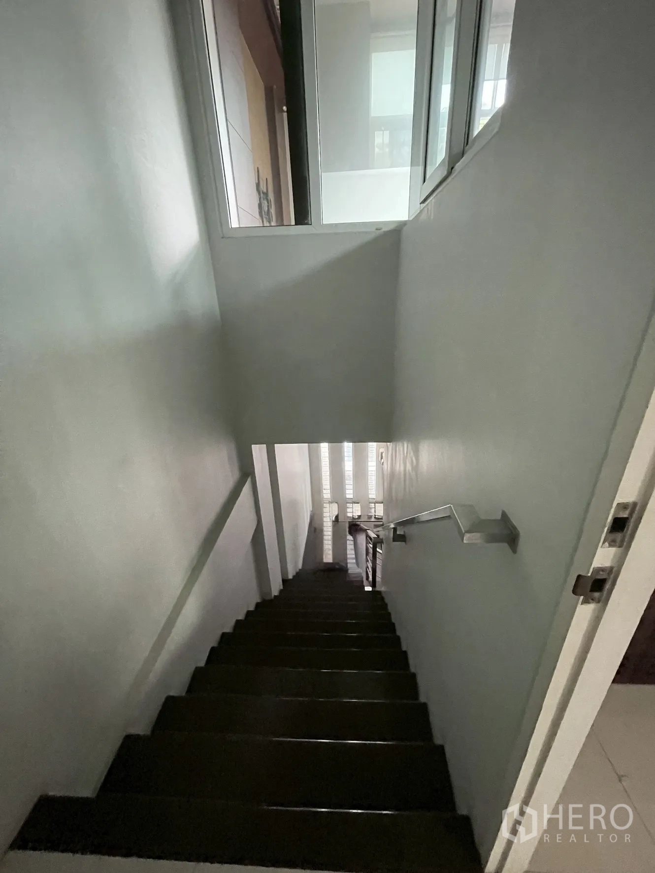 带办公室的家 出租在Wang Thonglang, Bangkok - 深色木楼梯，扶手与高窗采光