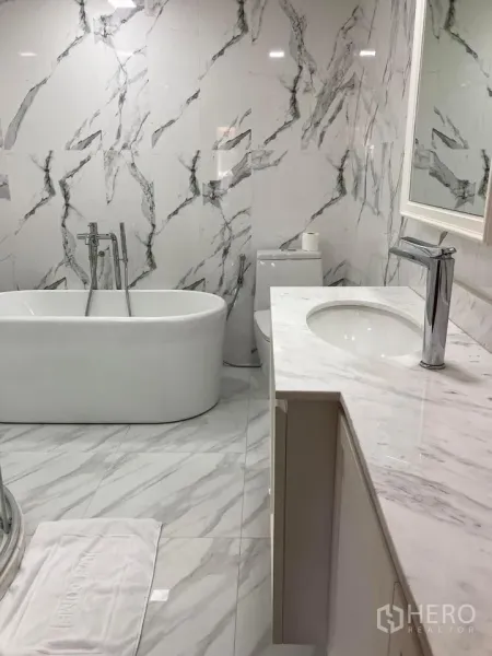 บ้าน ให้เช่าในKhlong Toei, Bangkok - ห้องน้ำสมัยใหม่ ผนังลายหินอ่อน อ่างอาบน้ำลอยตัว และเคาน์เตอร์อ่างล้างหน้า