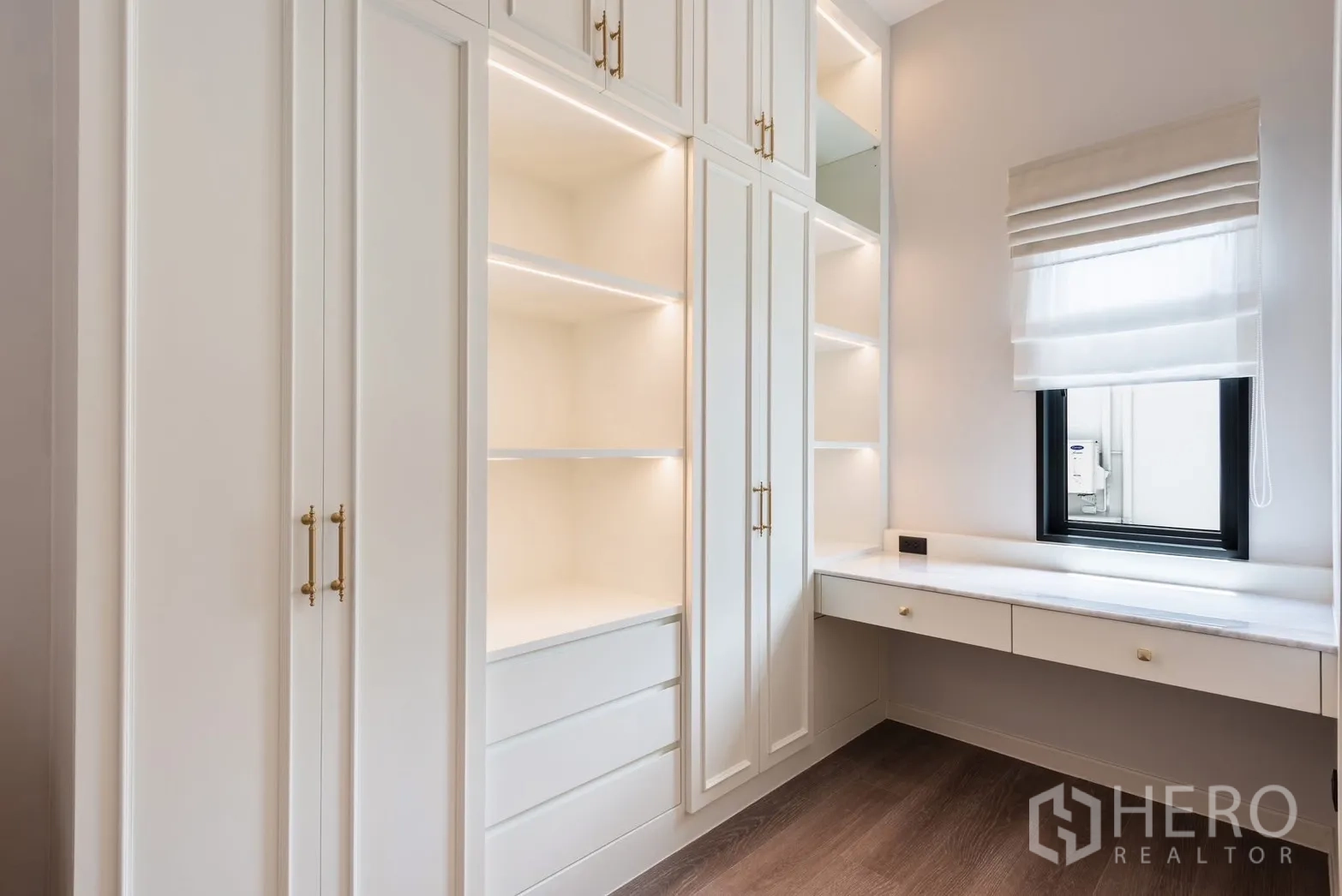 Detached House for rent or sale in Bang Phli, Samut Prakan - Built-in wardrobes with illuminated shelving and a desk under the window.
