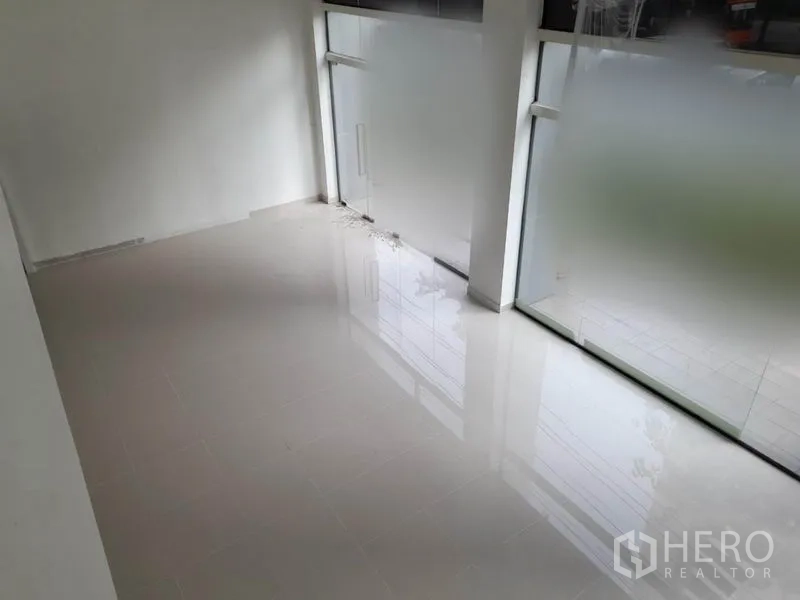 零售空间 出租在Ratchathewi, Bangkok - 临街入口旁小型展示区，磨砂玻璃与亮面地坪。