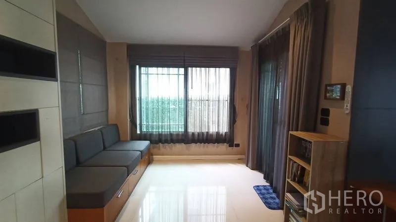 独立式住宅 出售在Prawet, Bangkok - 明亮的多功能房，窗边座位，大窗与推拉门。