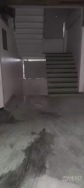 零售空间 出租在Bang Na, Bangkok - 室内楼梯间，双向楼梯连接各楼层的商业空间。