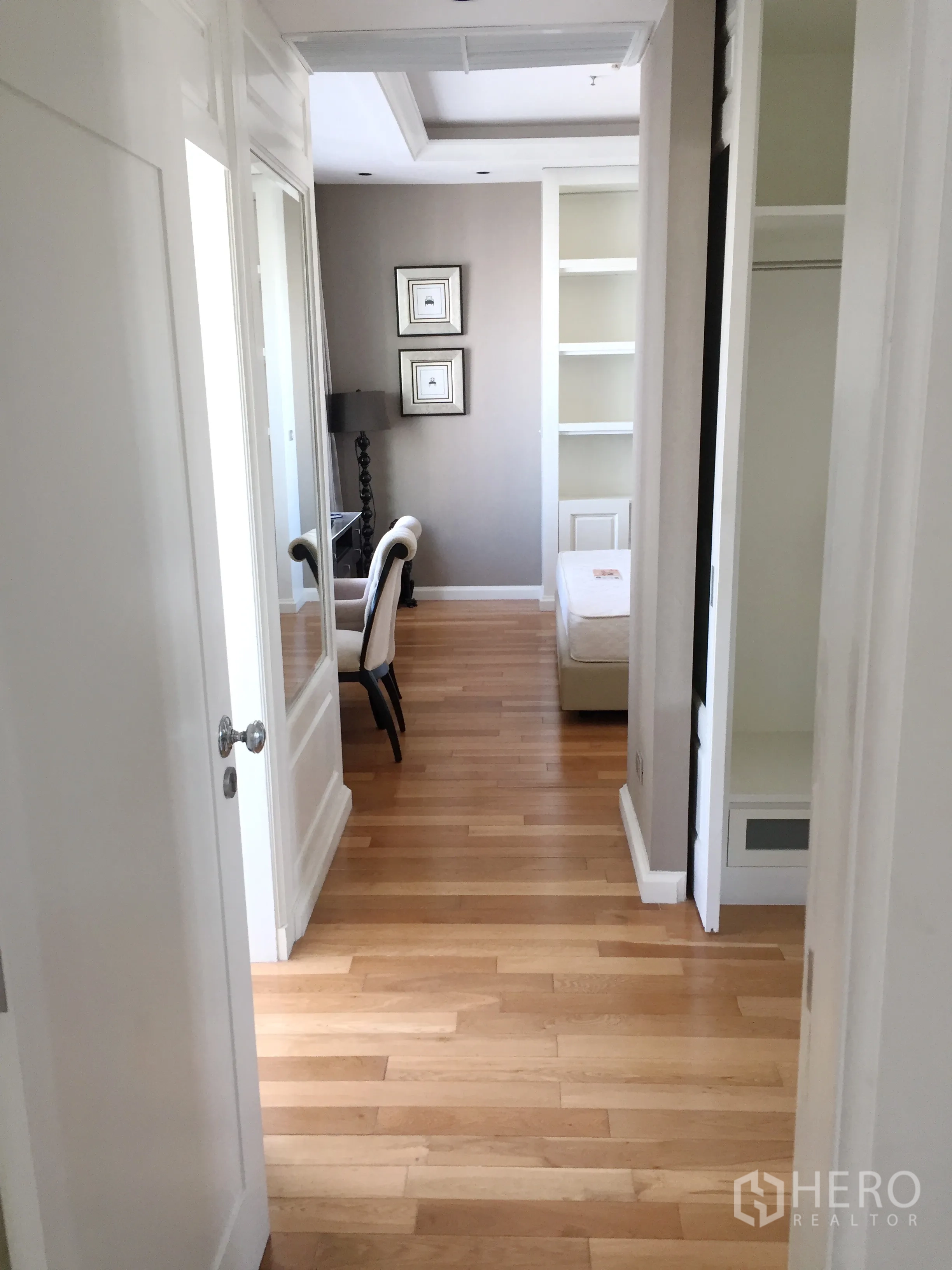 คอนโด ให้เช่าในKhlong Toei, Bangkok - โถงทางเดินพื้นไม้สว่าง นำไปสู่ห้องนอนพร้อมชั้นวางบิลท์อินและโทนสีอบอุ่น