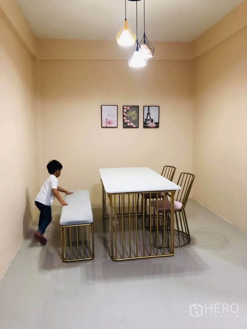 联排别墅 出租或出售在Huai Khwang, Bangkok - 内置厨房，灰色台面，白色吊柜与蓝色抽油烟机，旁连卫生间。