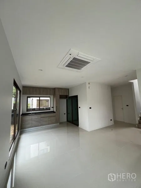 บ้าน ขายในBang Kapi, Bangkok - โซนครัวและทานอาหาร แอร์ฝังฝ้า และประตูบานเลื่อนออกลาน