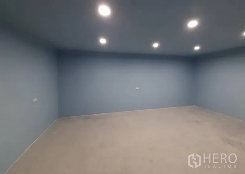 Warehouse for rent in Lam Luk Ka, Pathum Thani - Internal office room painted blue with recessed ceiling lights and power outlets.