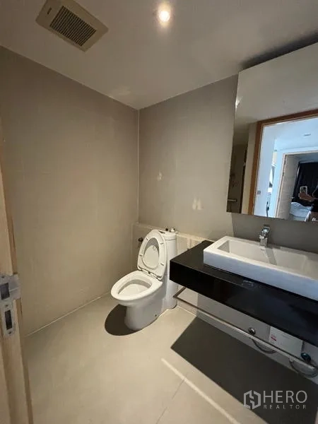 คอนโด ให้เช่าในWatthana, Bangkok - ห้องน้ำโทนสีกลาง พร้อมอ่างล้างหน้าทรงสี่เหลี่ยม กระจก และโถสุขภัณฑ์