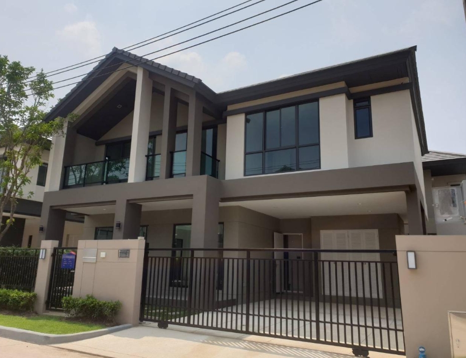 Detached House for rent in Saphan Sung, Bangkok - Modern two-storey detached house exterior with gated carport and balcony.