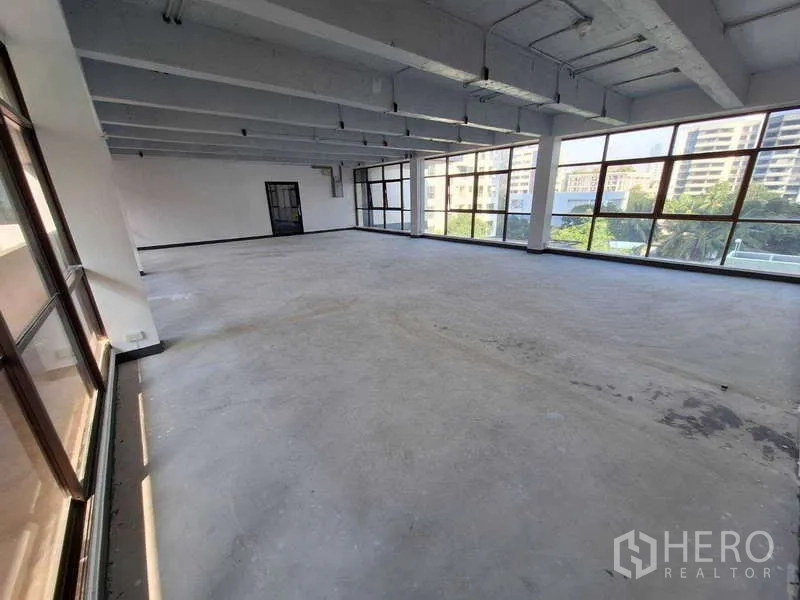 สำนักงาน ให้เช่า - สำนักงานเปิดโล่งชั้นบน เพดานเปลือย พร้อมกระจกเต็มบานรอบด้าน มองเห็นวิวทองหล่อ