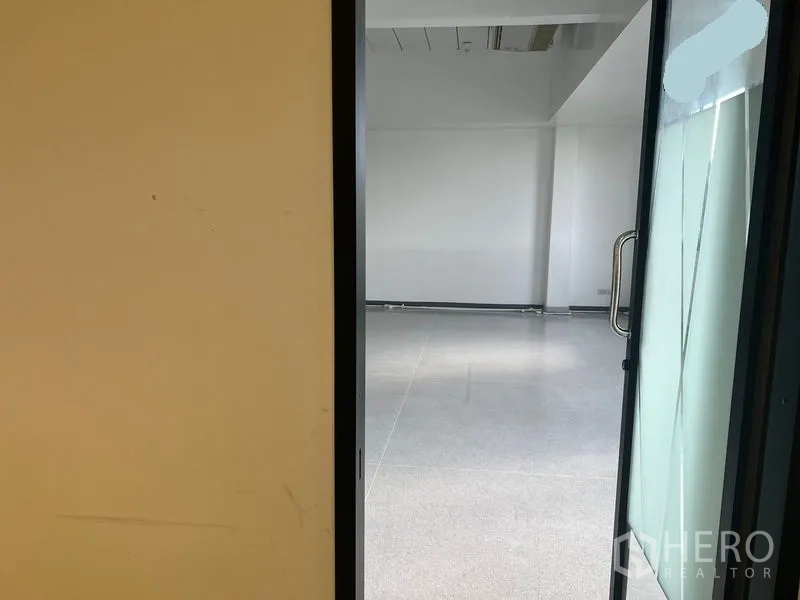 Office Space for rent in Mueang Samut Prakan, Samut Prakan - View through doorway into a bright open-plan office with tiled flooring.