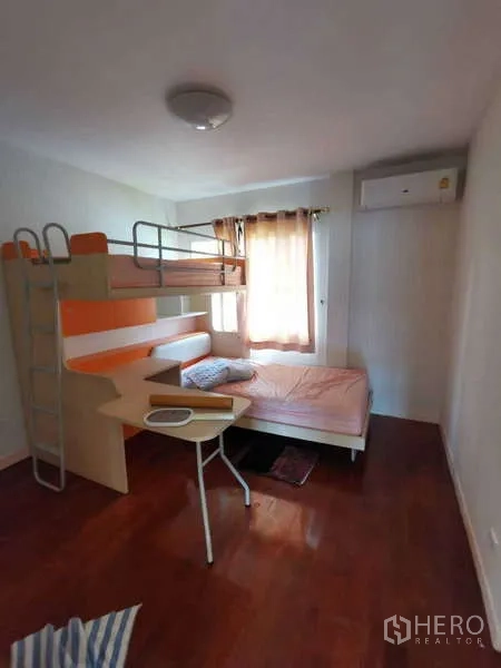 บ้าน ให้เช่า - ห้องนอนพร้อมเตียงสองชั้น โต๊ะอ่านหนังสือ พื้นไม้ และเครื่องปรับอากาศใกล้หน้าต่าง