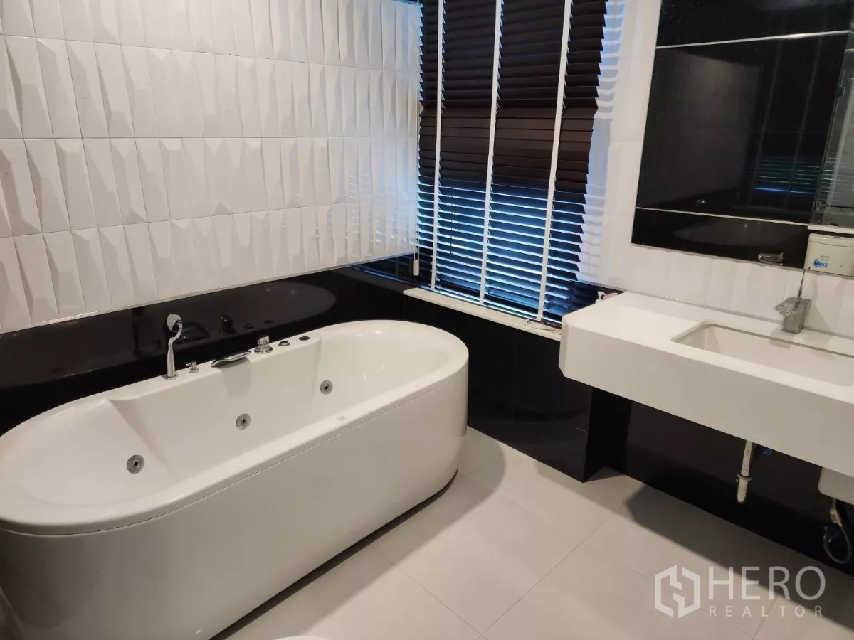 บ้าน ให้เช่าหรือขายในChatuchak, Bangkok - ห้องน้ำสไตล์โมเดิร์น พร้อมอ่างอาบน้ำและเคาน์เตอร์ล้างหน้า