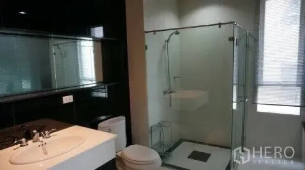 คอนโด ให้เช่าหรือขายในPathum Wan, Bangkok - ห้องน้ำสไตล์โมเดิร์น มีตู้ Shower กระจก อ่างล้างหน้า และโถสุขภัณฑ์