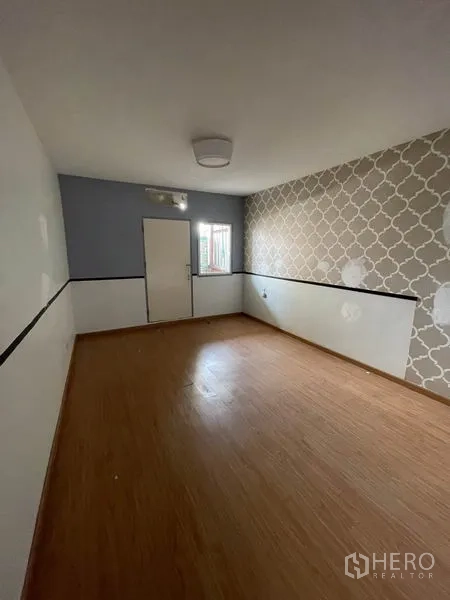 店屋 出租在Ratchathewi, Bangkok - 空房间，木纹地板与花纹特色墙，可作办公室或工作室。