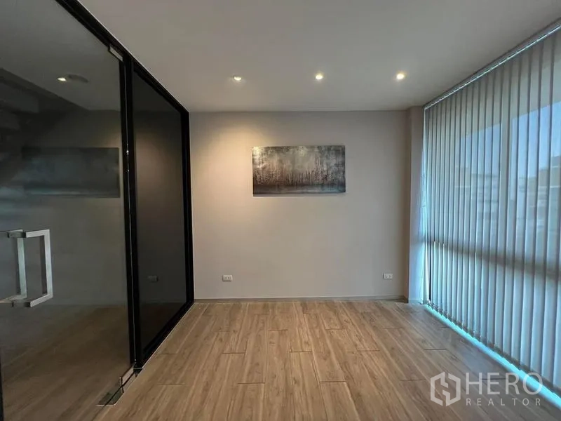 สำนักงานที่บ้าน ให้เช่าในBueng Kum, Bangkok - มุมออฟฟิศสว่างพร้อมผนังกระจก ม่านปรับแสง และไฟดาวน์ไลท์