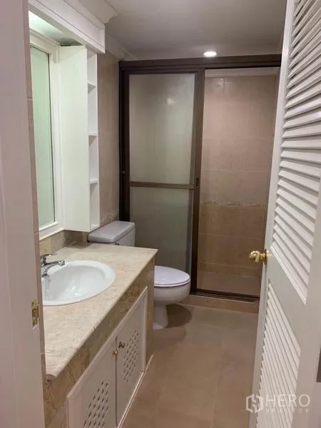คอนโด ขายในWatthana, Bangkok - ห้องน้ำพร้อมเคาน์เตอร์ท็อปหิน อ่างล้างหน้า โถสุขภัณฑ์ และตู้กระจกกั้นอาบน้ำ