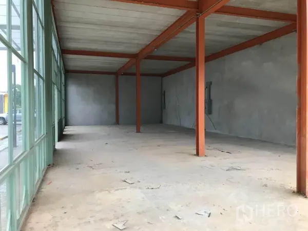 零售空间 出租在Bang Na, Bangkok - 毛坯商铺内部，钢结构与挑高空间，整面落地窗采光充足。