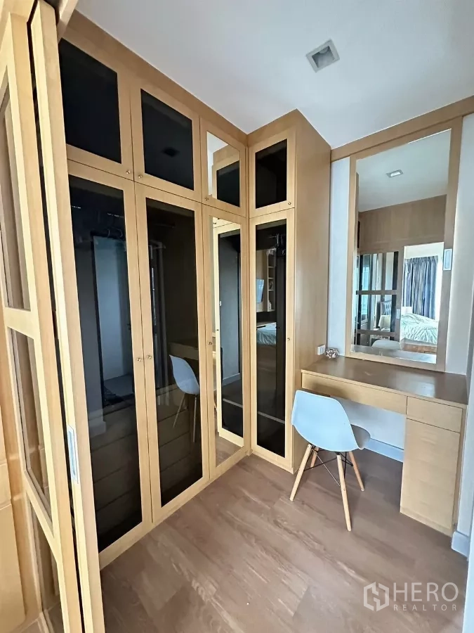Detached House for rent in Saphan Sung, Bangkok - Walk-in closet with mirrored wardrobes and a dressing table.