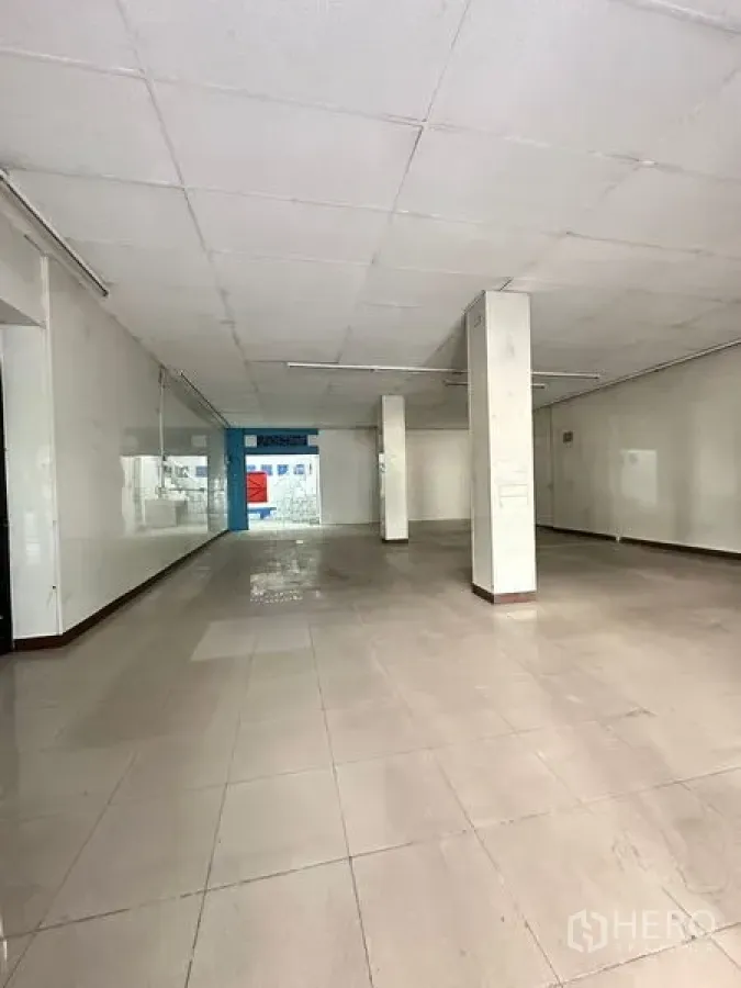 อาคารพาณิชย์ ให้เช่าในBang Na, Bangkok - ภายในชั้นล่างอาคารพาณิชย์ พื้นกระเบื้อง ผนังสีขาวและเสารับน้ำหนัก