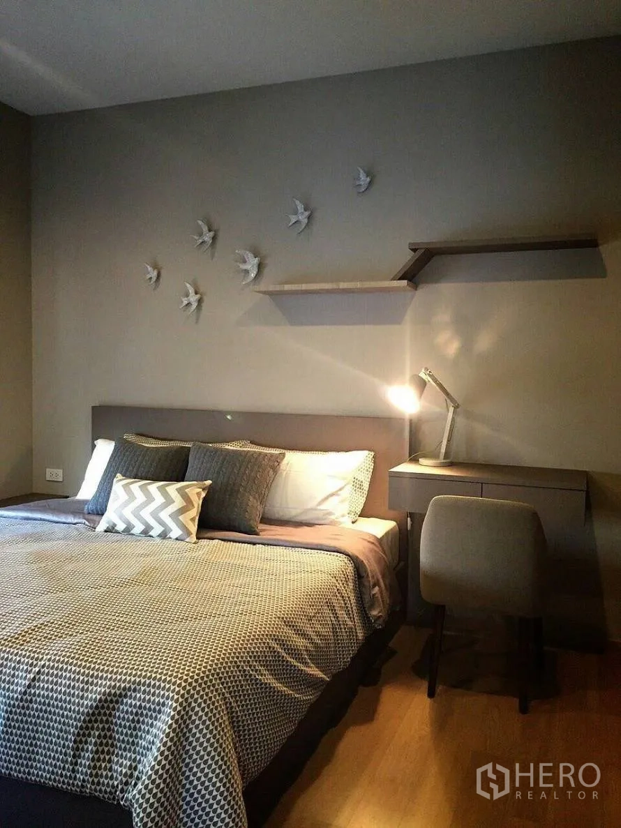 คอนโด ให้เช่าในWatthana, Bangkok - ห้องนอนเตียงคิง แสงไฟนุ่มนวล ชั้นลอย และมุมทำงานขนาดกะทัดรัด