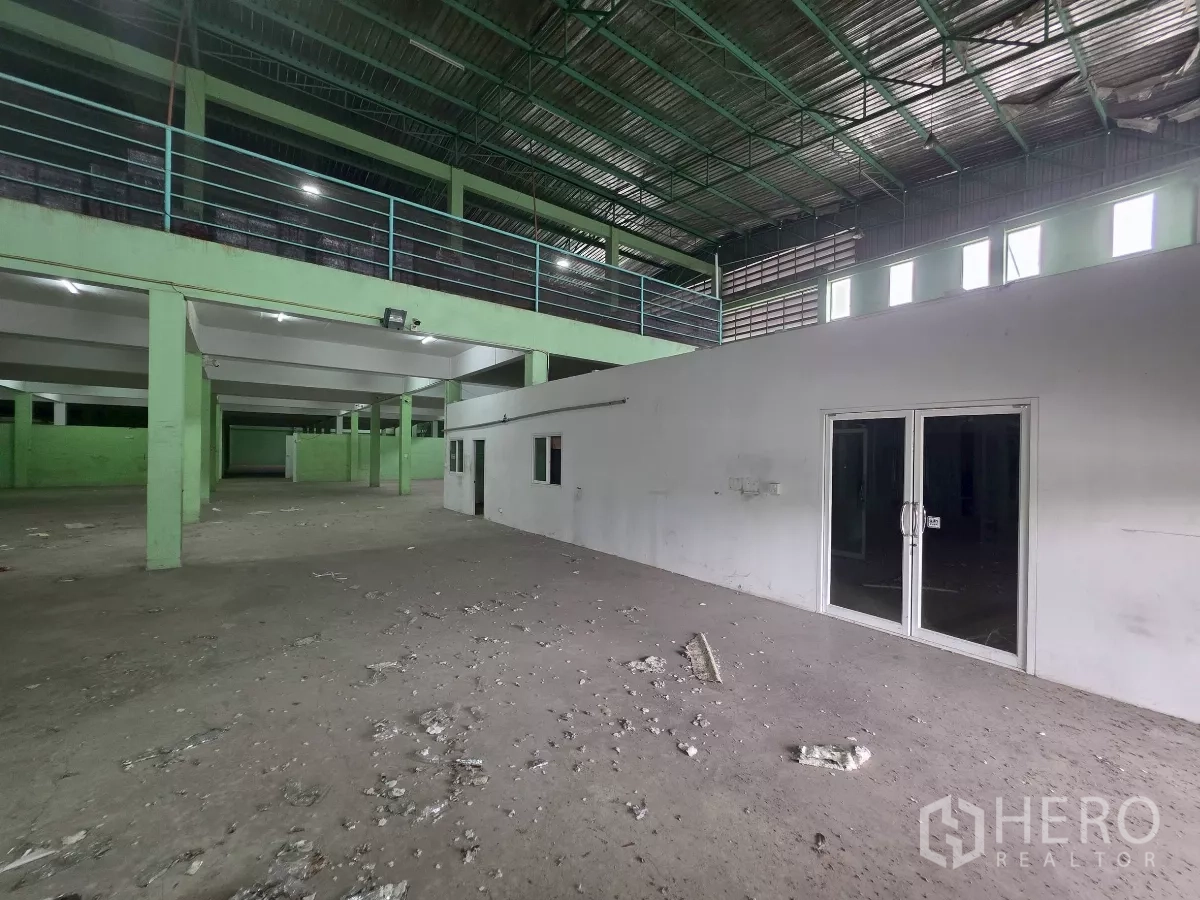 คลังสินค้า ให้เช่าในBang Khun Thian, Bangkok - ภายในโกดังพร้อมยูนิตสำนักงาน ประตูกระจกบานเลื่อน และหลังคาสูงโปร่ง