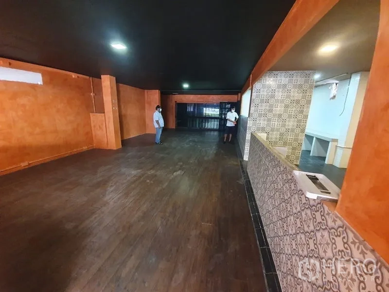 อาคารพาณิชย์ ให้เช่าในKhlong Toei, Bangkok - โถงชั้นล่างยาว พื้นลายไม้ เพดานสีเข้ม พร้อมเคาน์เตอร์เสิร์ฟ