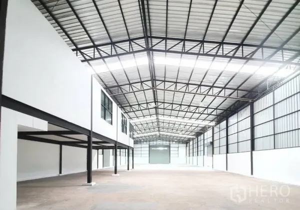 货栈 出租在Bang Khen, Bangkok - 明亮仓库大厅，带天窗与保温金属屋面，侧墙为白色面板。