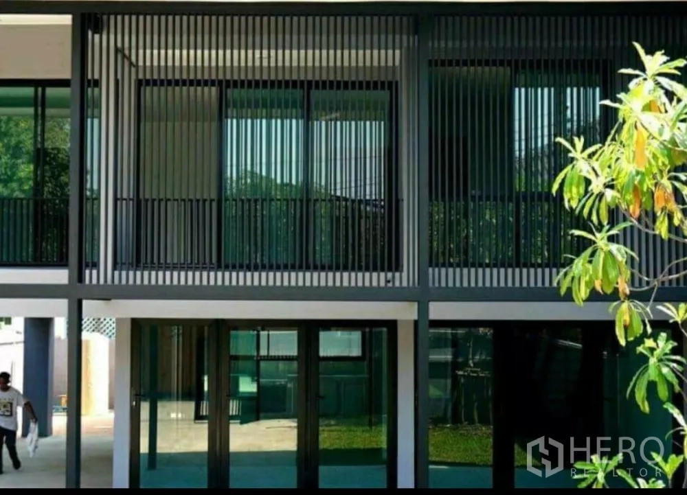 สำนักงานที่บ้าน ให้เช่าในLat Phrao, Bangkok - ระเบียงชั้นบนบังแดดด้วยซี่ลวดลายแนวตั้งสีดำและกระจกสูงจรดเพดาน