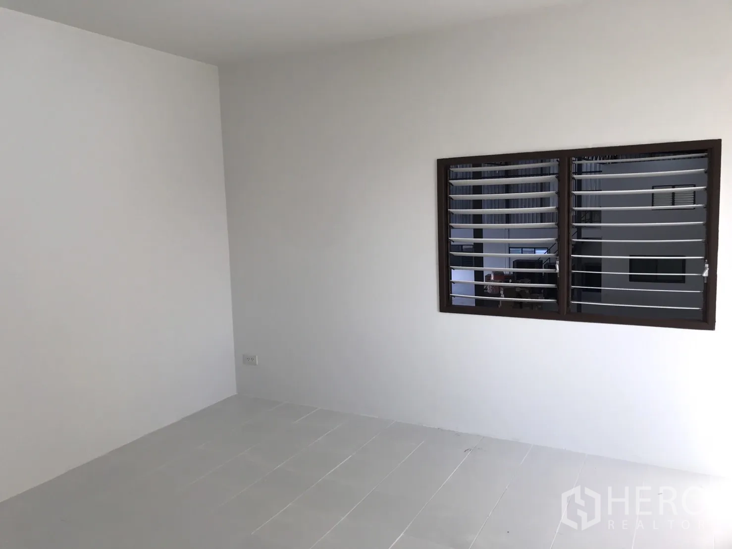 คลังสินค้า ให้เช่าในLam Luk Ka, Pathum Thani - ห้องออฟฟิศขนาดกะทัดรัดมีหน้าต่างบานเกล็ดมองเห็นโกดัง