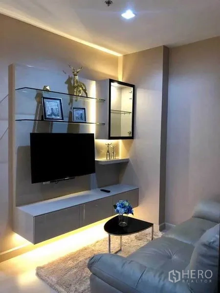 คอนโด ให้เช่าหรือขายในPhaya Thai, Bangkok - ห้องนั่งเล่นพร้อมทีวีติดผนัง ชั้นกระจก และโซฟา