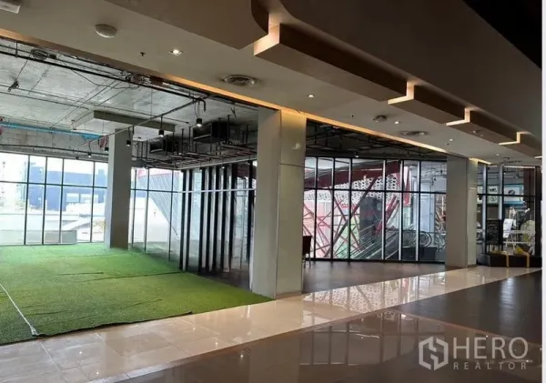 零售空间 出租在Watthana, Bangkok - 拐角铺位，落地玻璃、嵌灯与开放式天花，靠近扶梯