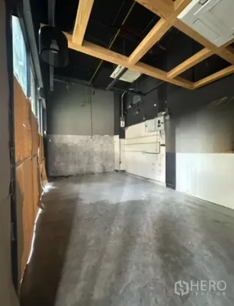 พื้นที่ขายปลีก ให้เช่า - พื้นที่ร้านโล่ง พื้นคอนกรีต ผนังงานระบบ และเพดานสูงสไตล์ลอฟต์