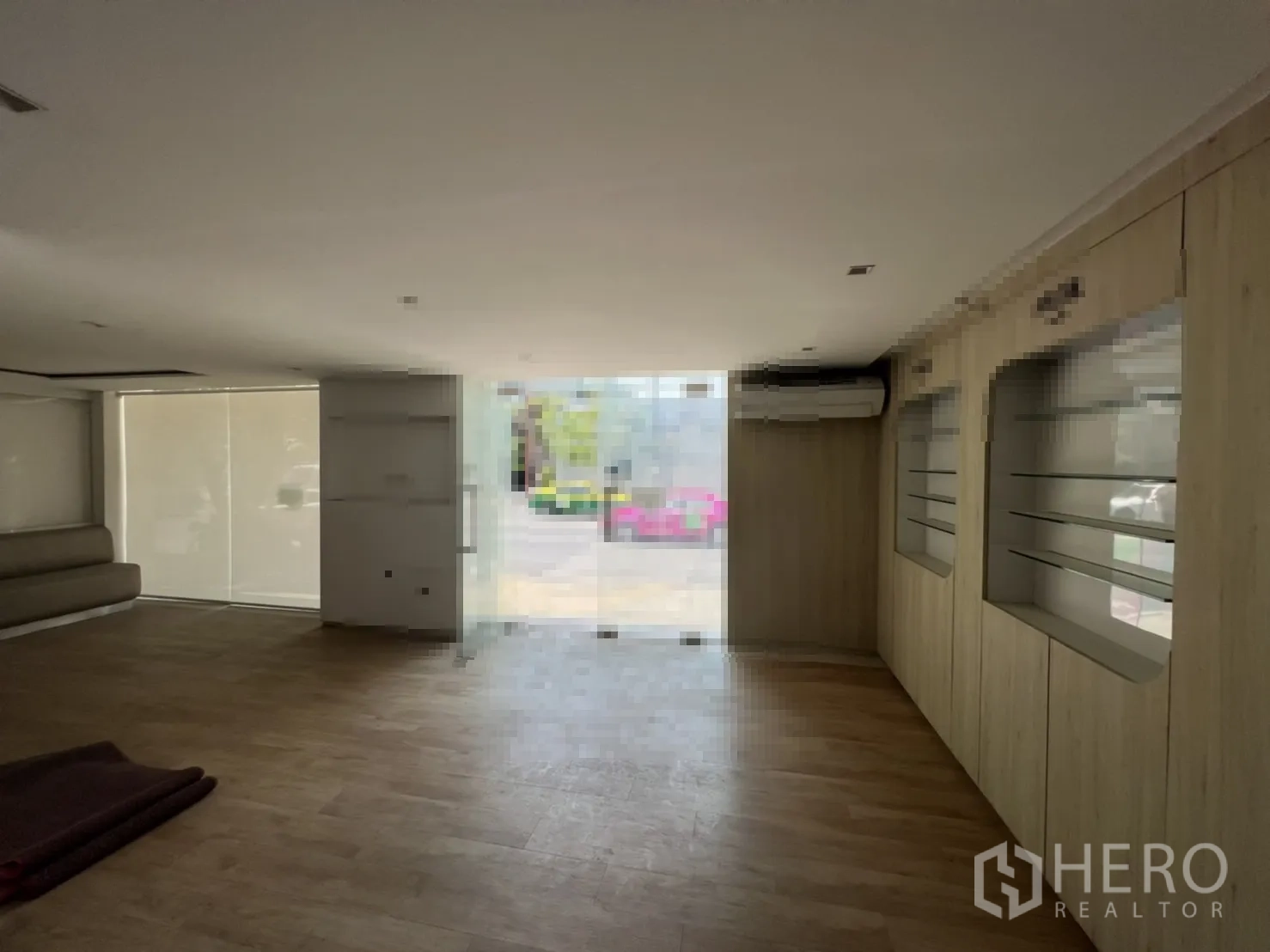 店屋 出租或出售在Watthana, Bangkok - 展厅内景，朝入口与整面玻璃墙