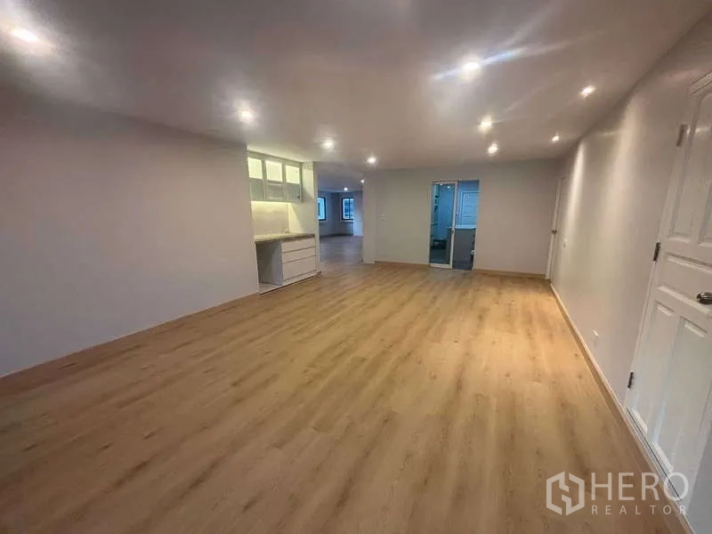 คอนโด ขาย - ห้องนั่งเล่นกว้าง พื้นไม้ ไฟดาวน์ไลท์ พร้อมตู้บิลท์อิน